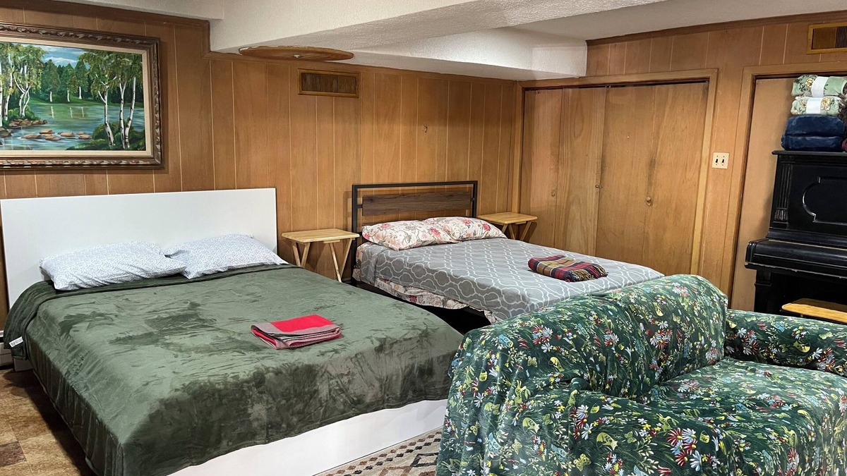Silver Spring House | Two Double Beds, Bathroom, Shower, Fridge, MW, TV, Wifi - 64.