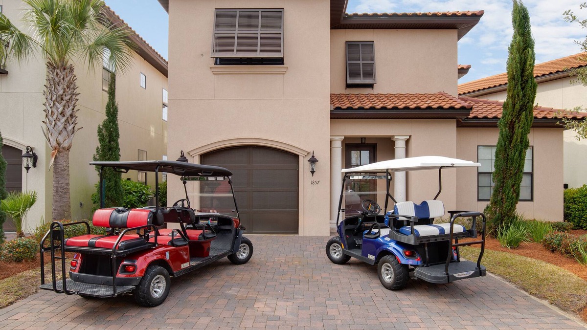 Villa Lago House | Two Golf Carts ~ Two Living Areas ~ Spacious Kitchen