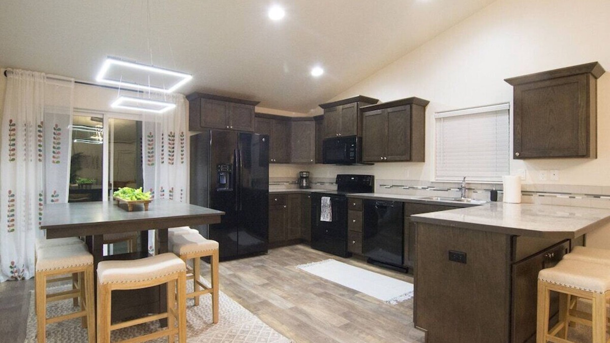 Caldwell House | TWO Houses NEXT DOOR! 6bed/4bath Sleeps 16 total!