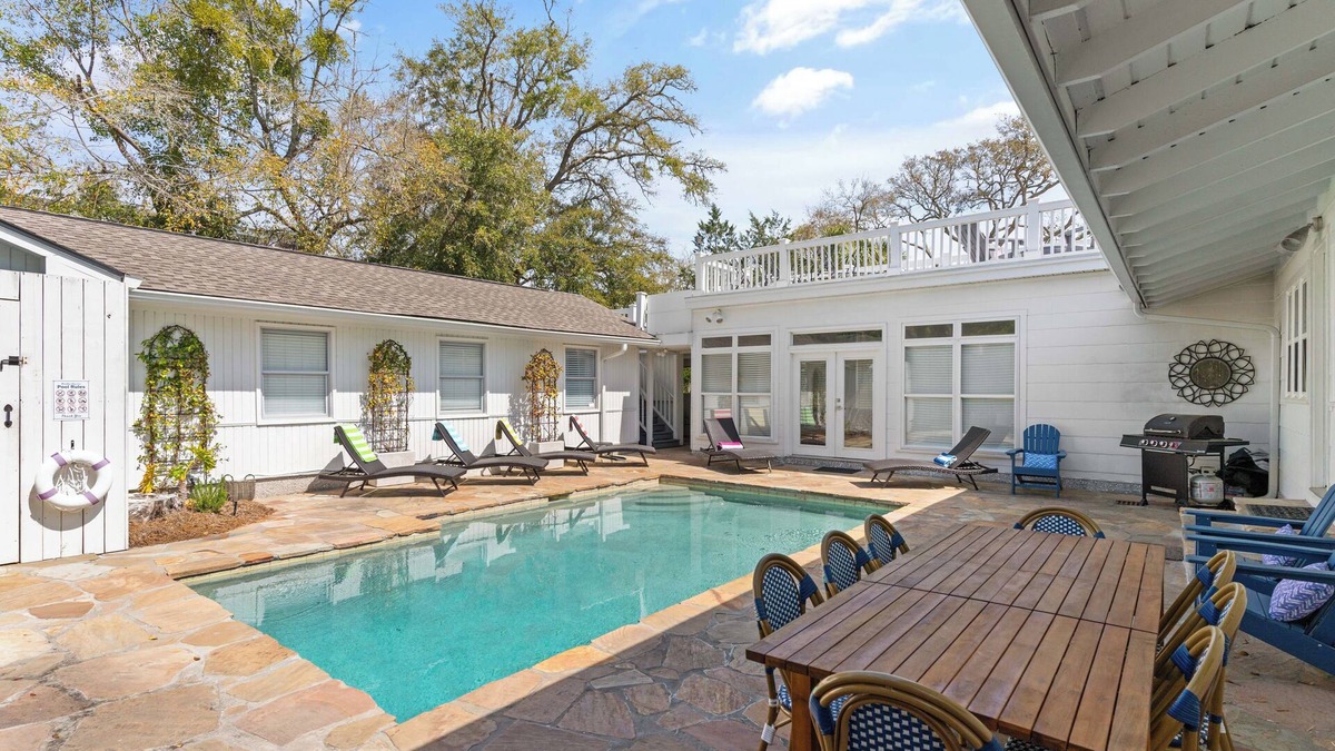 East Beach House | Two Houses together! East Beach, 6 bedrooms and Pool Big Family Ready