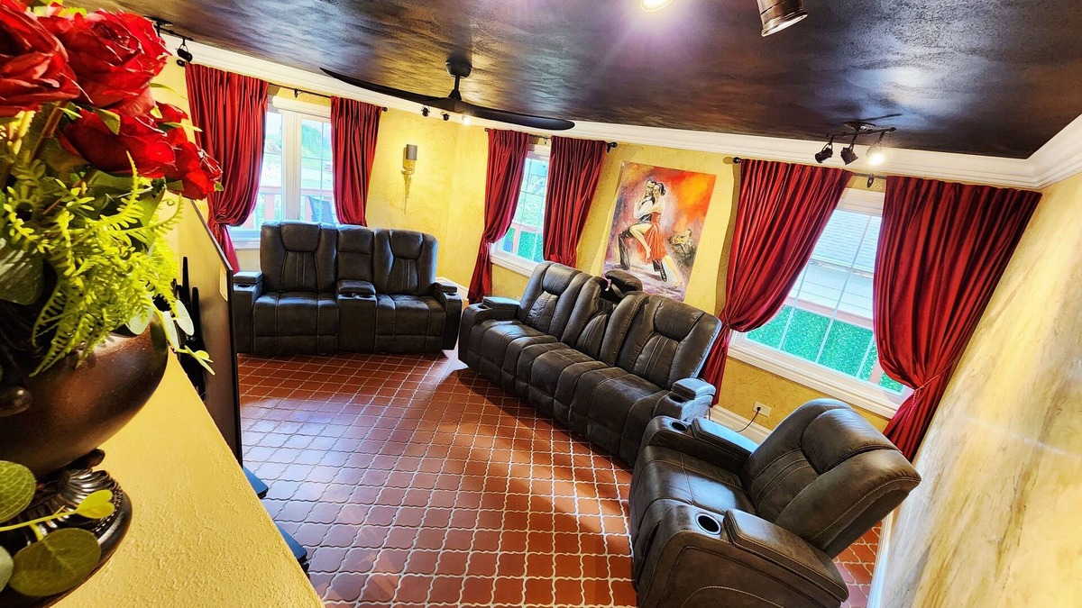 Villa Park House | Two Kings ChicagonA unique royal environment, kingly comfort!