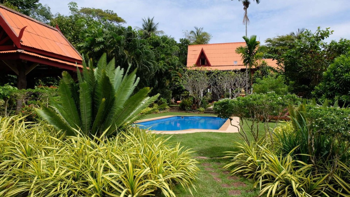 Nuea Khlong Villa | Two Kingsize bedrooms with air conditioning 1 double bedroom with fans