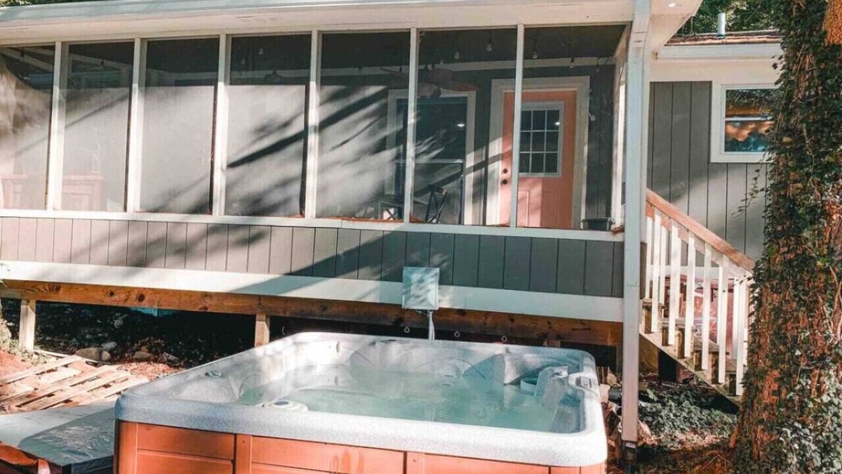 Martinsville Cabin | Two lakefront cabins next door