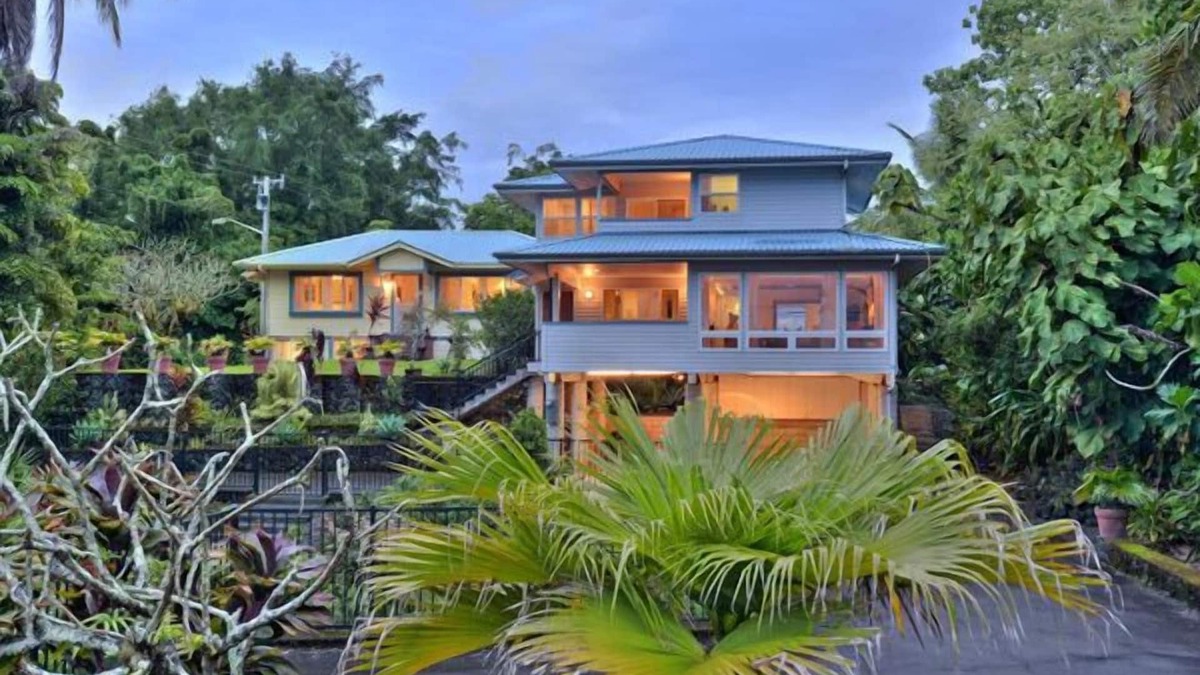 Hilo House | Two Luxury Homes @ Richardsons Beach Park-Hilo Bay. Sleeps 16. Best Location.