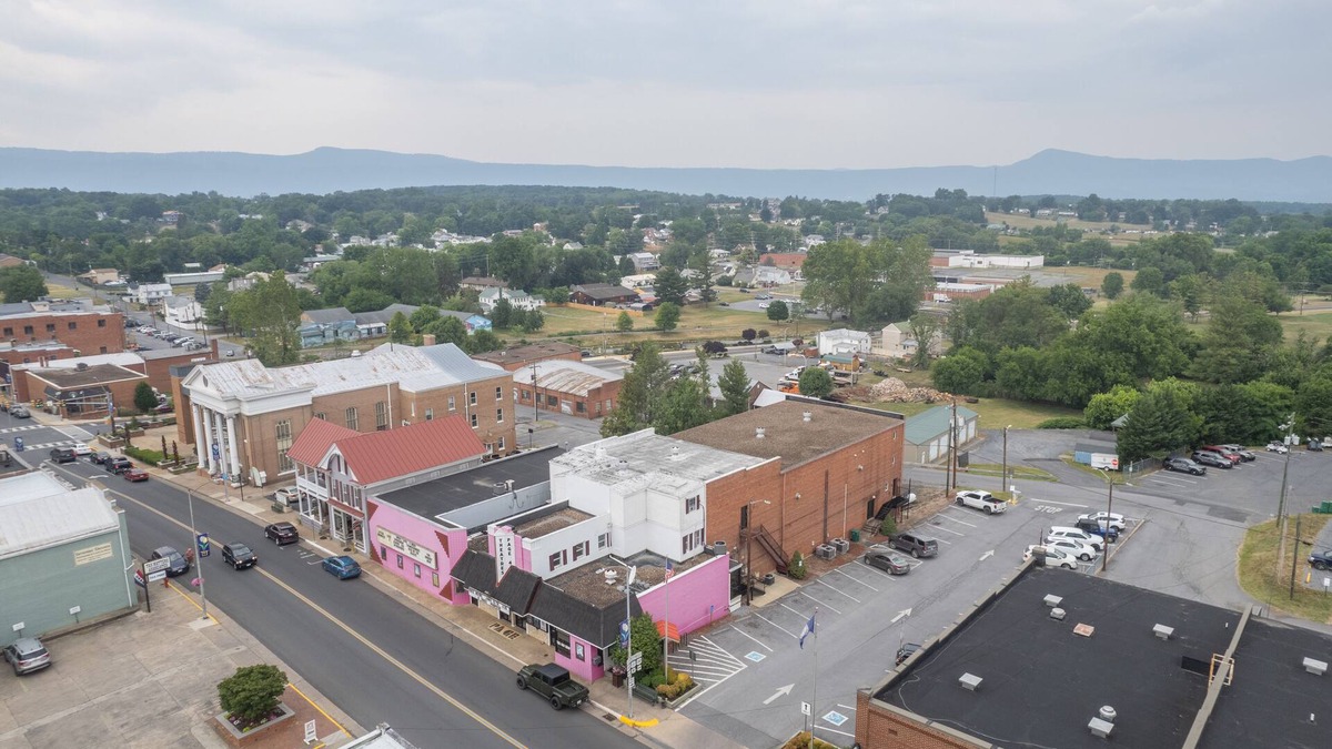 Luray House | Two master suites in historic downtown