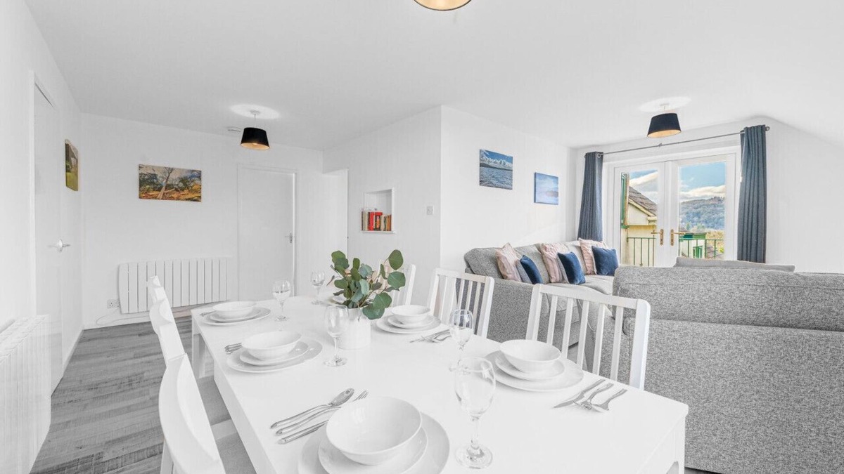 Bowness-on-Windermere Apartment | Two minute walk from the World of Beatrix Potter, apartment with parking
