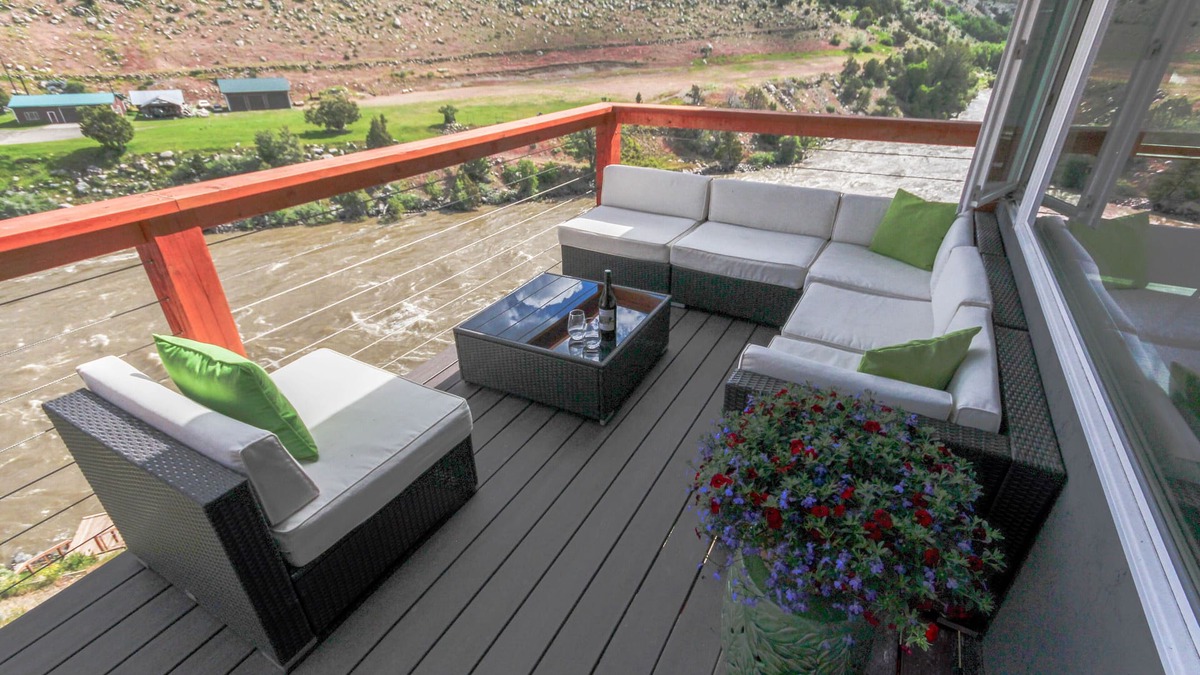 Gardiner House | Two minutes from Yellowstone Park Gate. 30ft. deck w/BBQ overlooking the river.