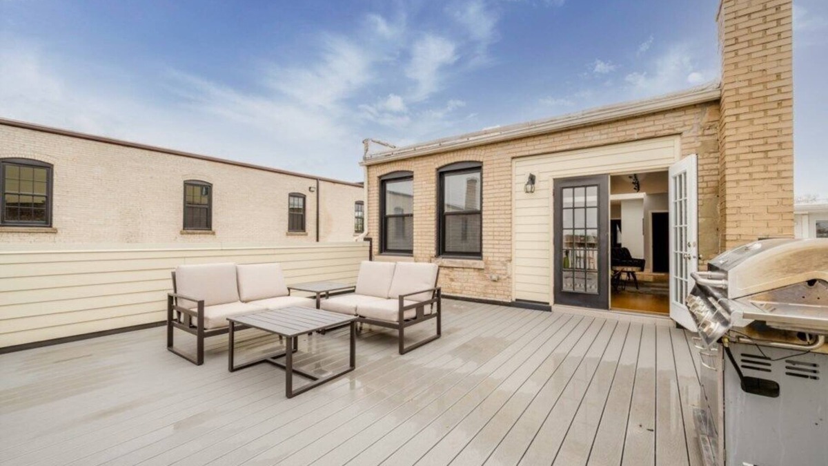 Three Oaks Apartment | (Two Night Minimum!) Three Oaks Charmer Right In Downtown!