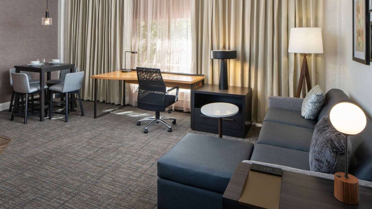 Arts/Warehouse District Hotel | TWO Pet-friendly Suites with Free Breakfast, Near New Orleans Jazz Museum!