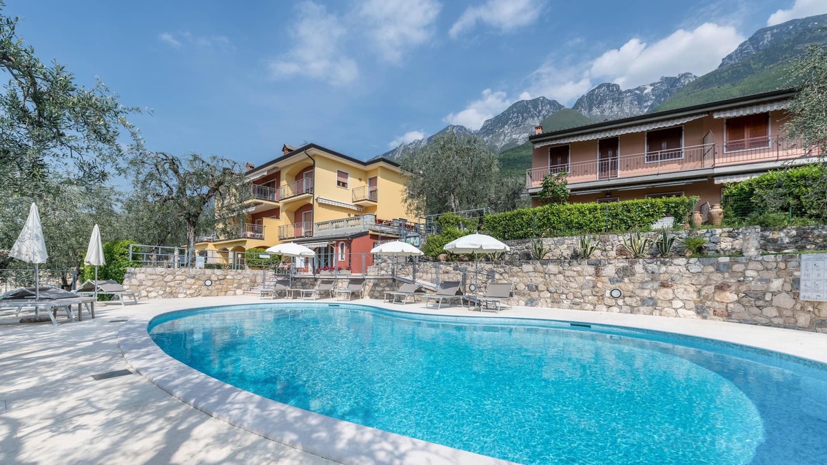Assenza Apartment | Two-room apartment Due Leoni with lake view, swimming pool, garden and Wi-Fi