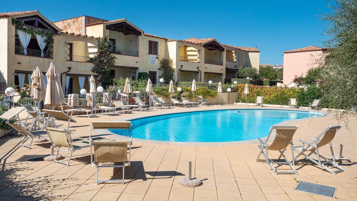 Murta Maria Apartment | Two-room apartment facing the pool in an elegant setting just 2 km from the sea
