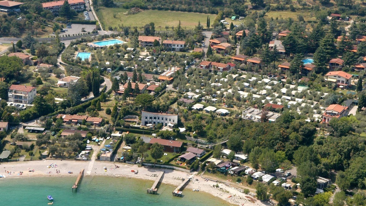 Villaggio Sanghen House | Two-room villa sleeps 4 direct to lake with pool and tennis
