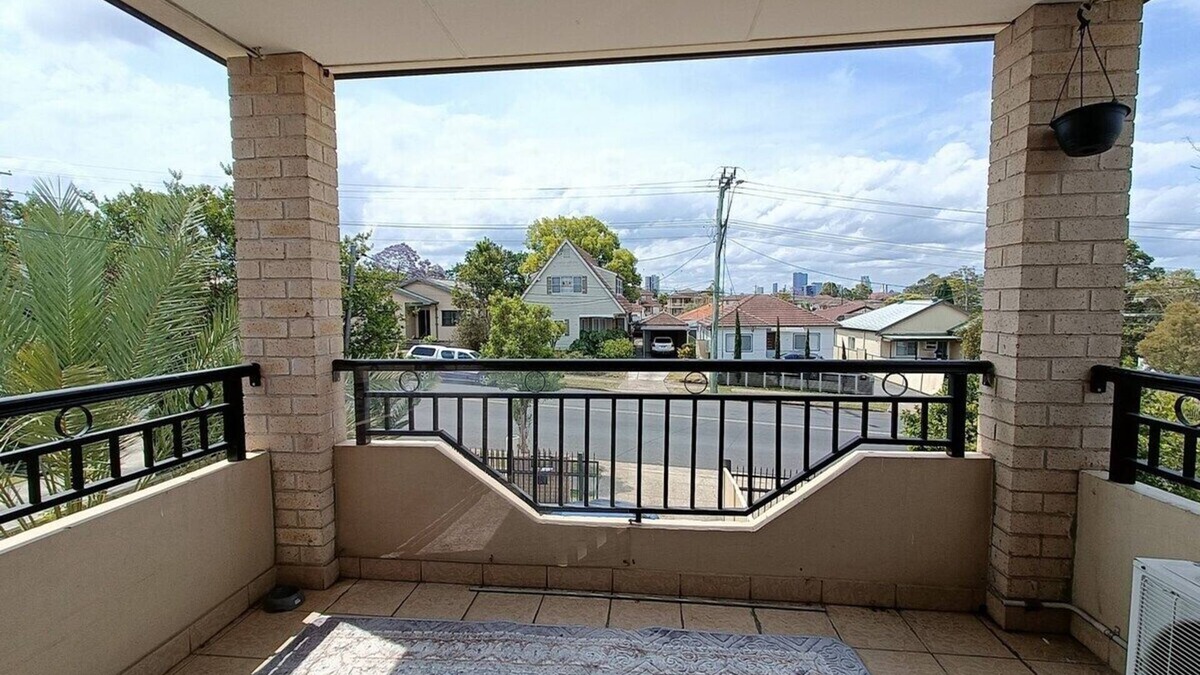 Guildford House | Two Single Beds with Balcony | Bath tub (SHARED ACCOMODATION)