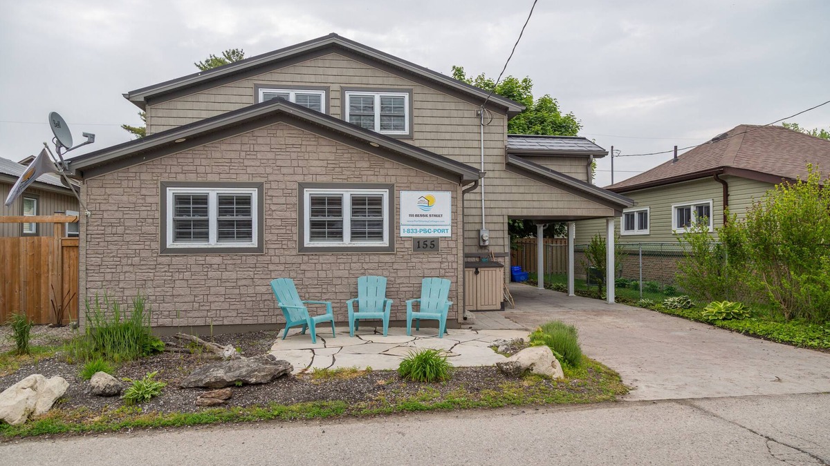 Port Stanley House | Two Storey on Bessie - only a minute walk to the Beach!