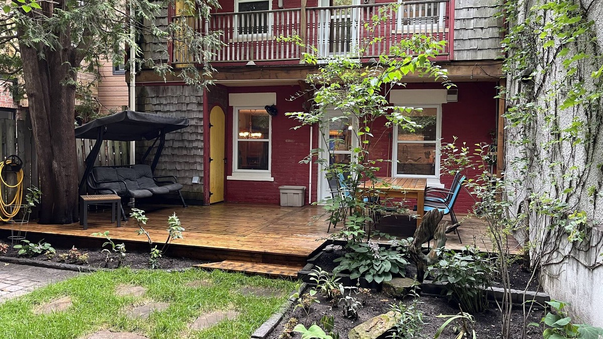 Little Italy House | Two-storey Townhouse in centre of Montreal (little Italy)
