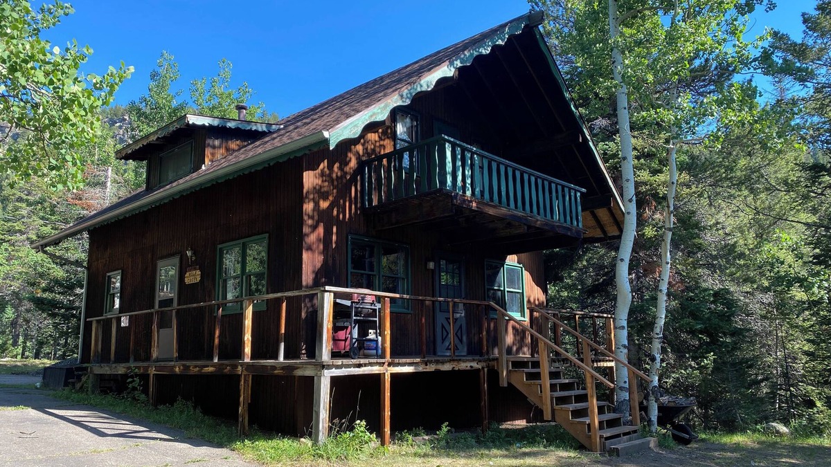 Lyons Cabin | Two story cabin located in Peaceful Valley, close to national parks.