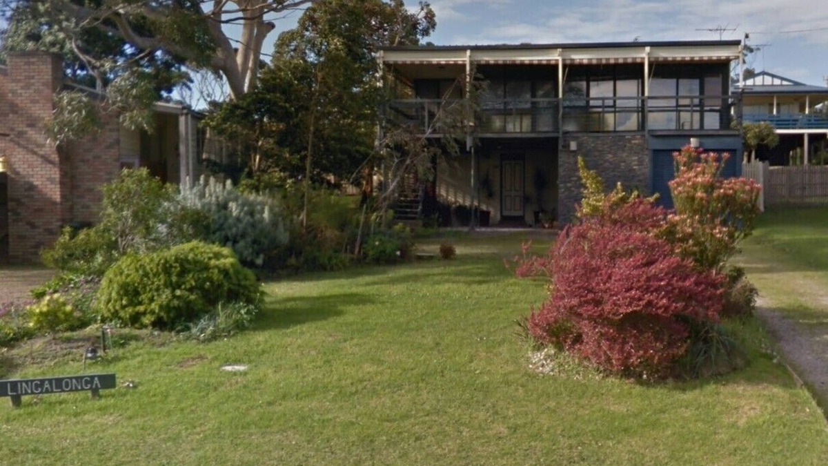 Cowes House | Two story, modern 70's, pet friendly, beach house. Close to track & beach(300m)