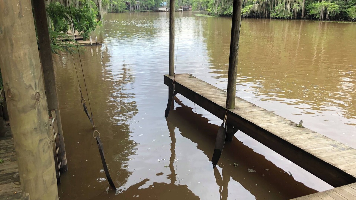Jefferson House | Two-story on the river that sleeps up to 14! Boat lift & ramp. Deck over water