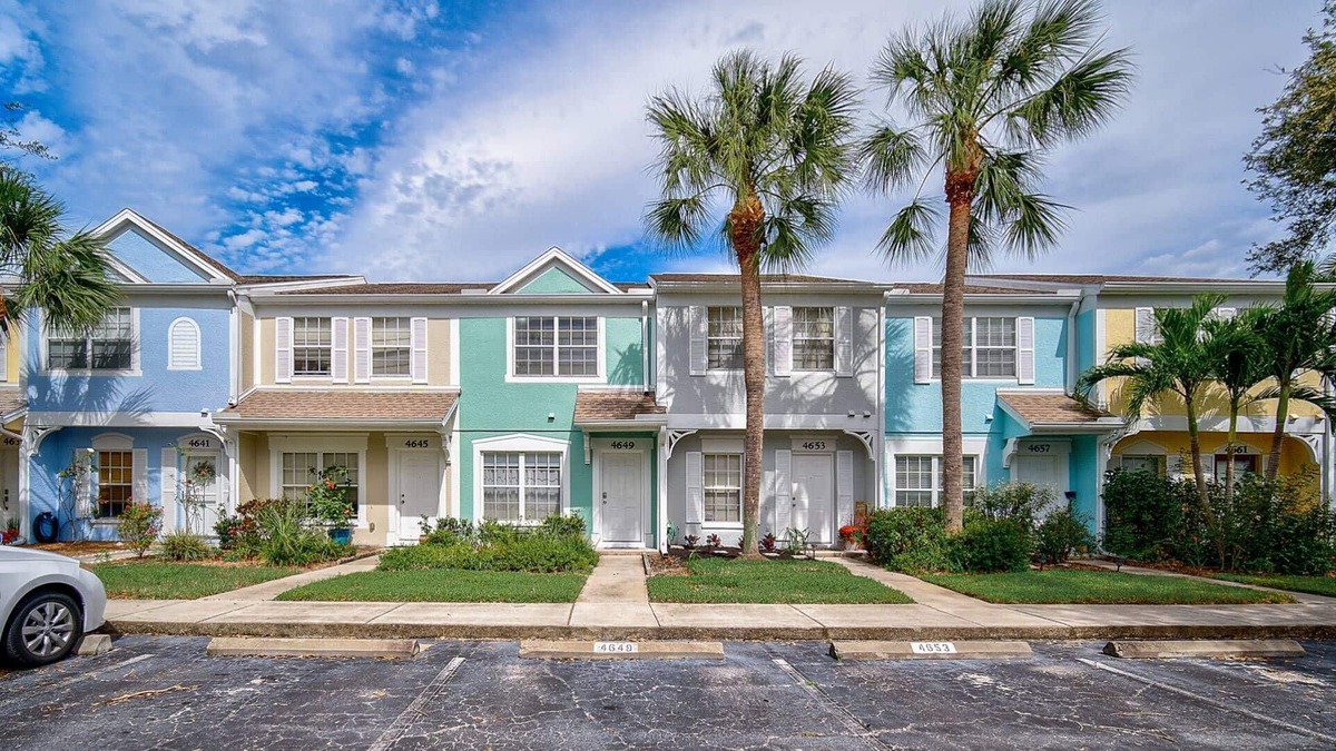 Sabal Harbour House | Two Story Unit Townhome, WiFi, Tennis, Stainless Kitchen, Heated Pool, Close to Interstate