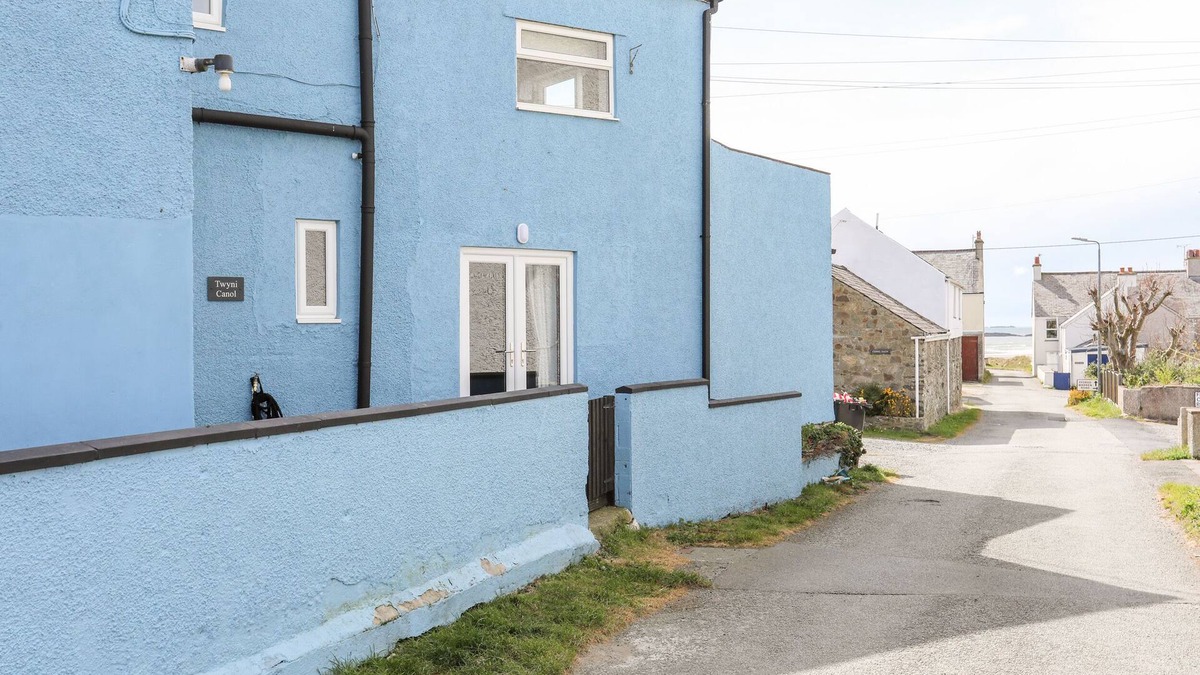 Rhosneigr Cottage | TWYNI CANOL, pet friendly, country holiday cottage in Rhosneigr