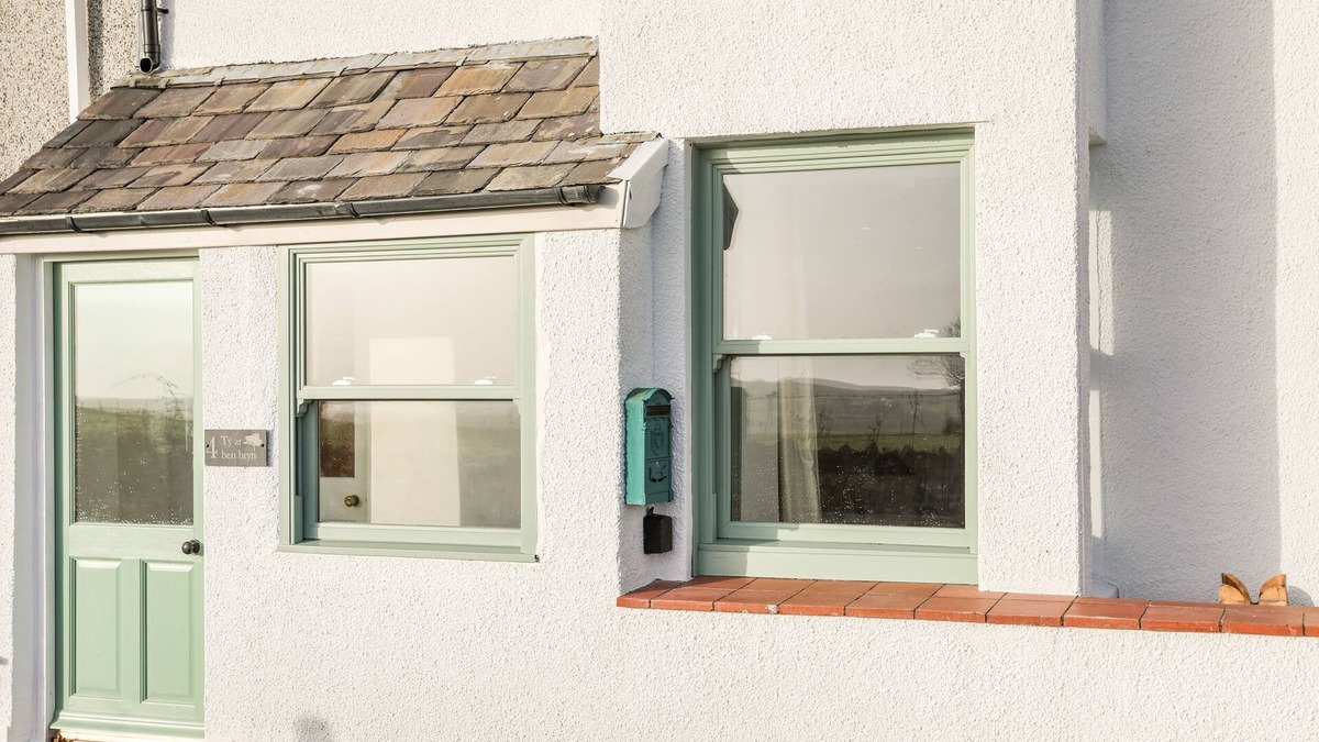 Ty Croes Cottage | TY AR BEN BRYN, pet friendly, character holiday cottage in Rhosneigr