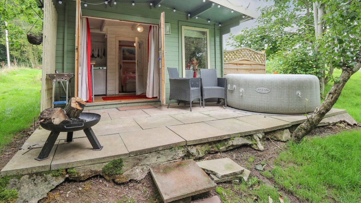 Talybont-on-Usk Cottage | TY BACH TWT, pet friendly, with hot tub in Tal-Y-Bont-On-Usk