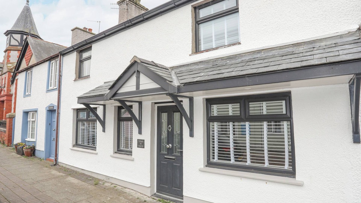 Cemaes Bay Cottage | TY BARA, pet friendly, country holiday cottage in Cemaes Bay