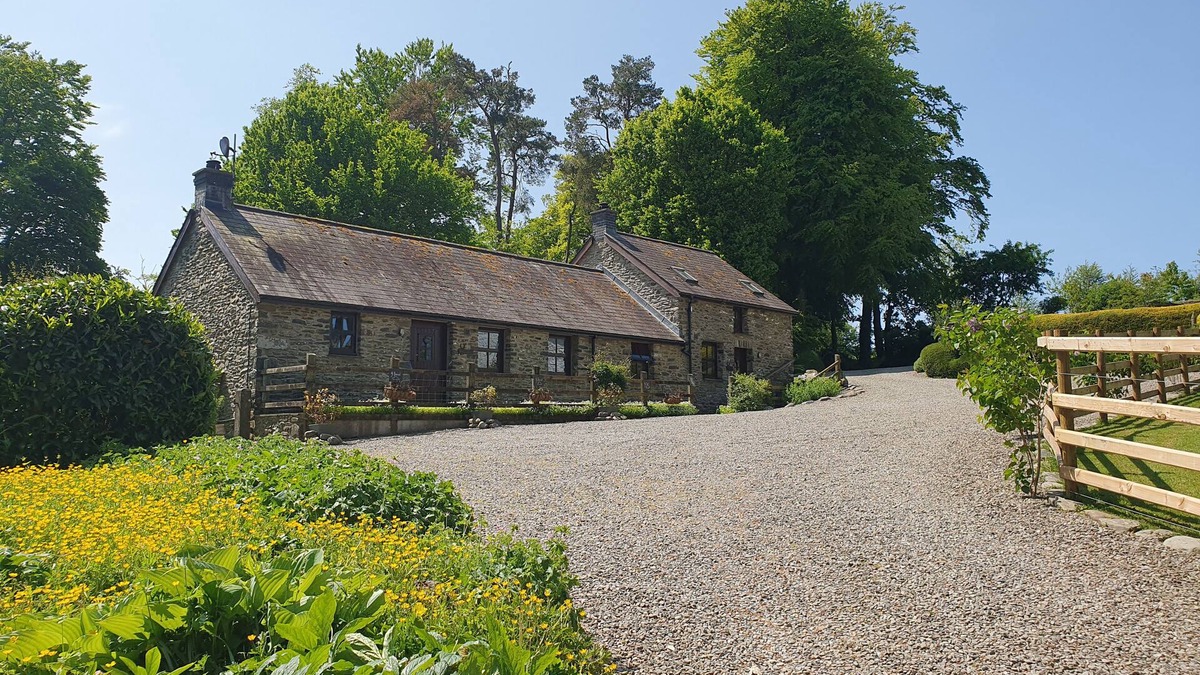 Llangybi House | TY BARCUD, pet friendly, character holiday cottage in