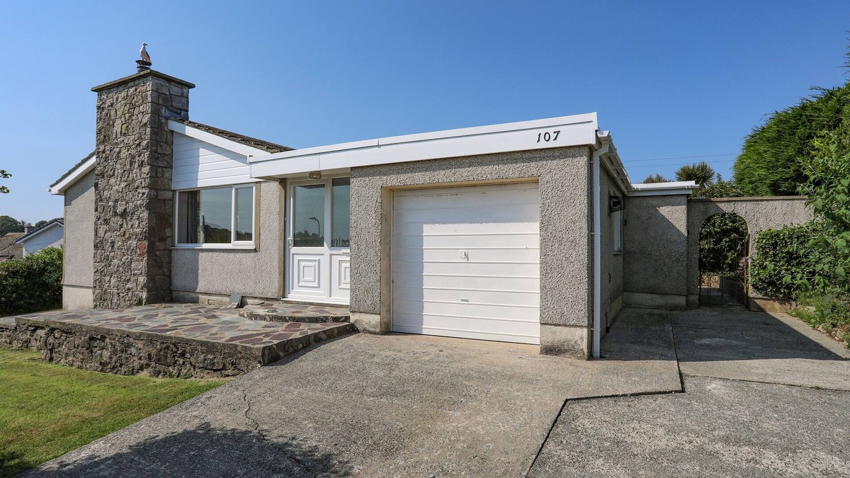 Benllech House | TY BEDW, pet friendly, country holiday cottage in Benllech