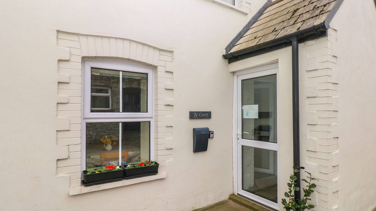 Llantwit Major Cottage | TY COETS, MORFA FARM, pet friendly in Llantwit Major