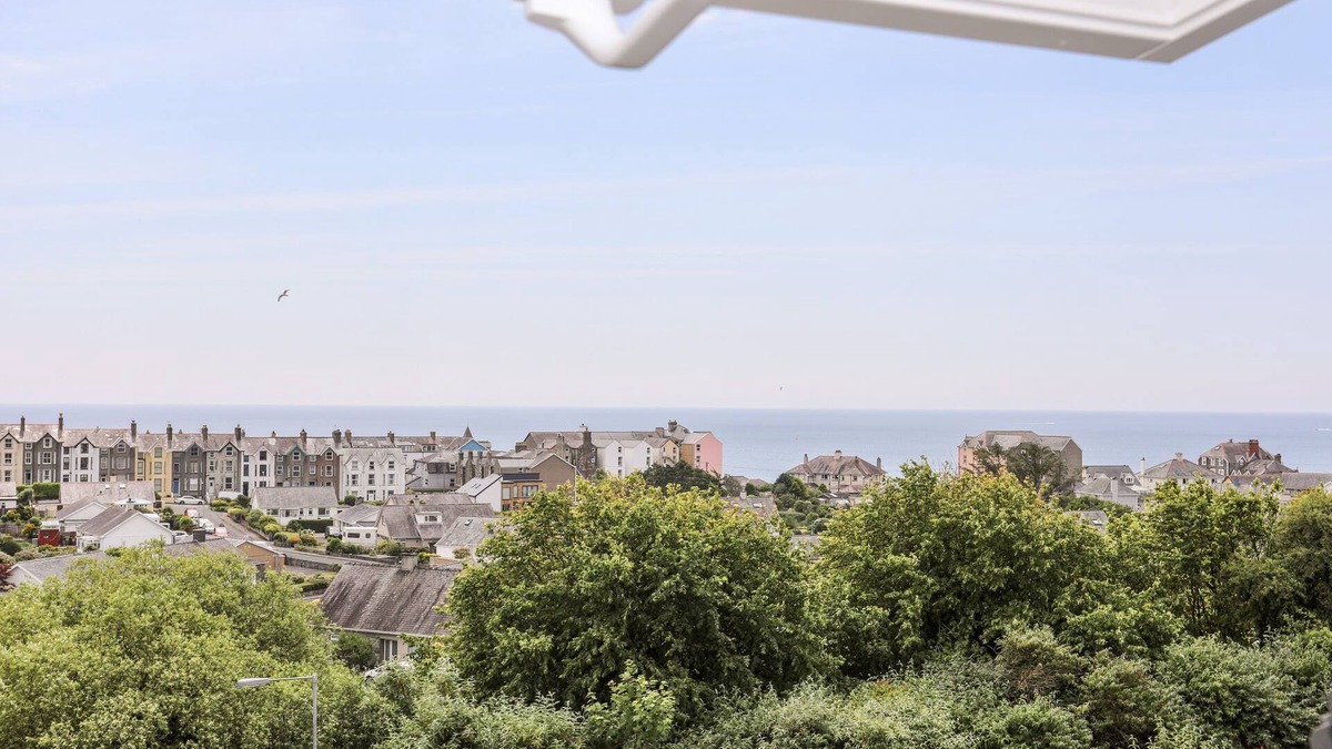 Criccieth House | TY COPR PERLOG, pet friendly, country holiday cottage in Criccieth