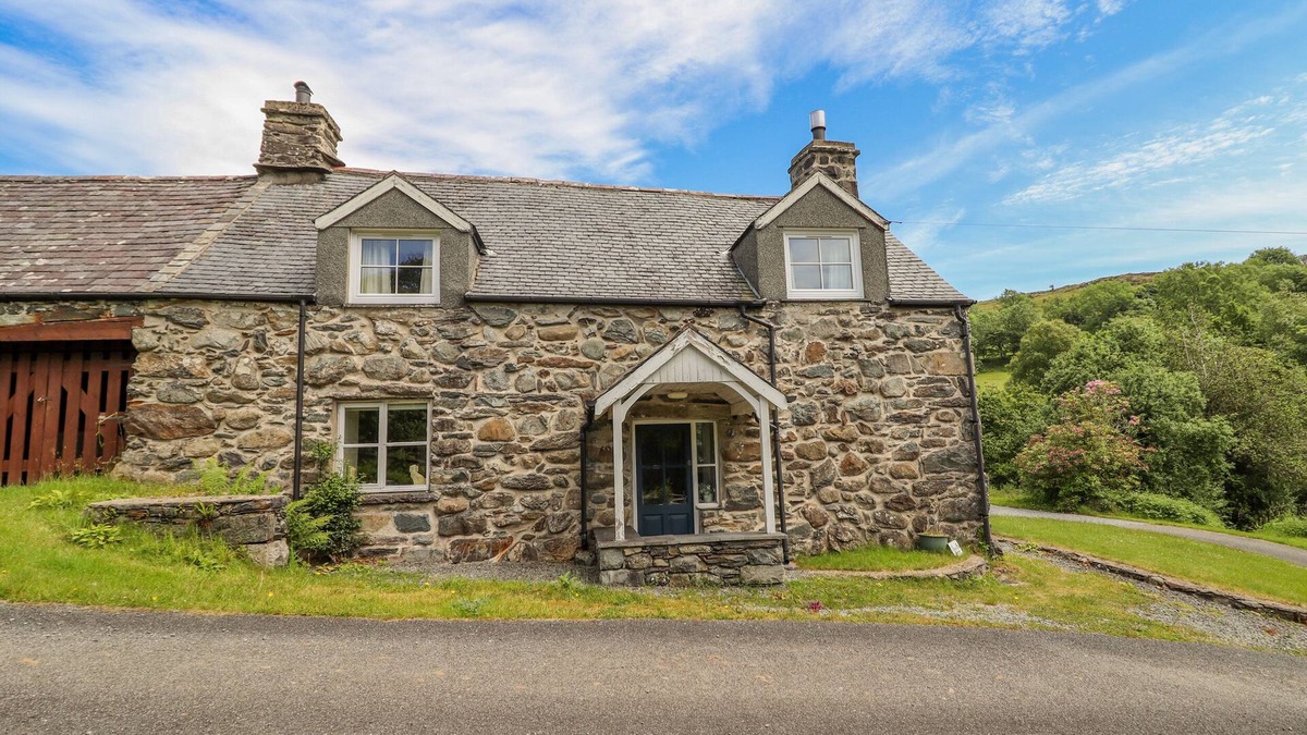 Llanelltyd House | TY GLAN YR AFON, pet friendly, with open fire in Dolgellau