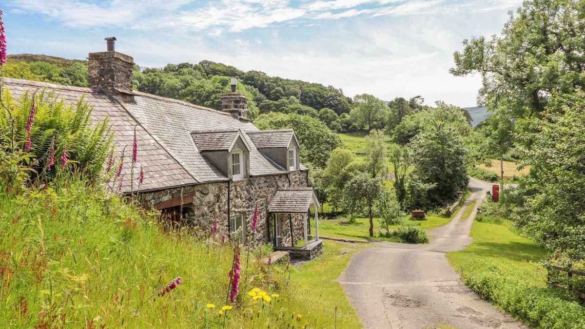 Dolgellau House | TY GLAN YR AFON, pet friendly, with open fire in Dolgellau