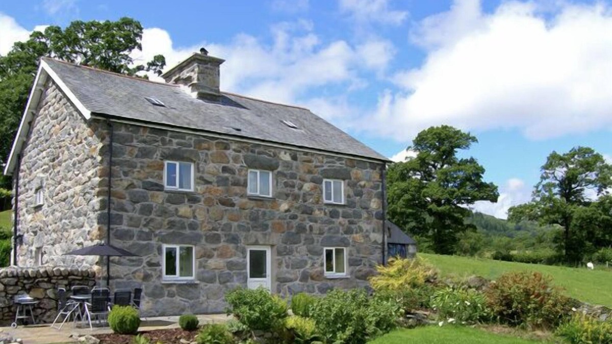 Llanuwchllyn Cottage | TY MAWR COTTAGE, family friendly, with hot tub in Llanuwchllyn