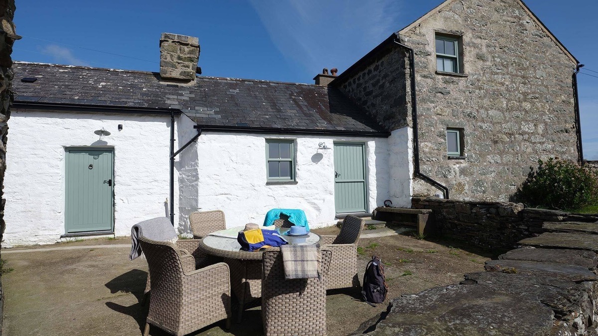 Porthmadog Cottage | TY MAWR PORTHMADOG, pet friendly, with open fire in Porthmadog