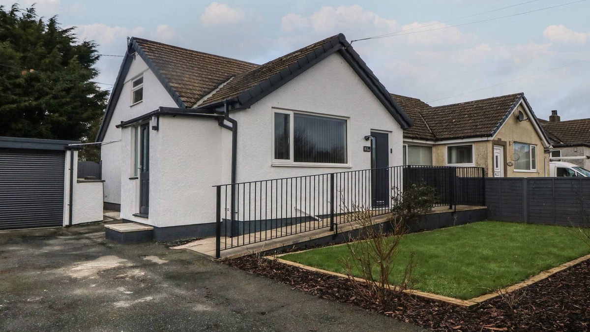 Dwyran House | TY NAIN, pet friendly, with open fire in Llanfairpwllgwyngyll