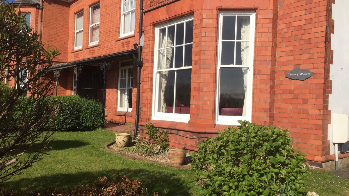 Bala House | Ty sinamon a Large Self Catering Victorian Town House