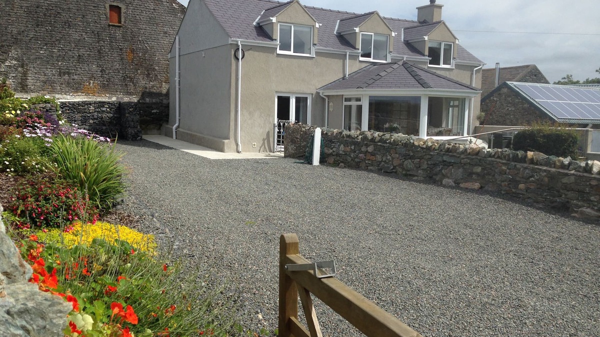 Llanfaethlu Cottage | TY TOP, pet friendly, with open fire in Llanfaethlu
