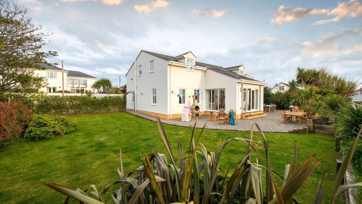 Rhosneigr Cottage | Ty Traeth - A holiday home for 10 people in Rhosneigr, Anglesey