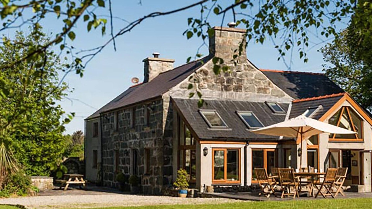 Criccieth Cottage | TYDDYN MORTHWYL, pet friendly, with open fire in Criccieth