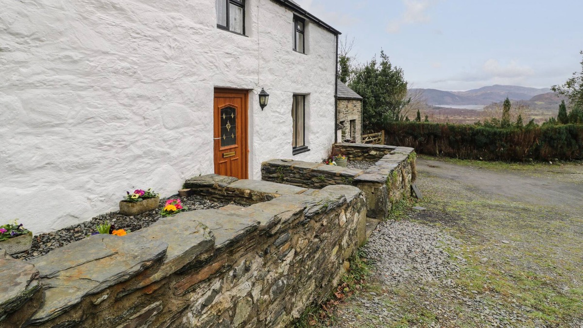 Arthog Cottage | TYDDYN SEFFRA, family friendly, with open fire in Fairbourne