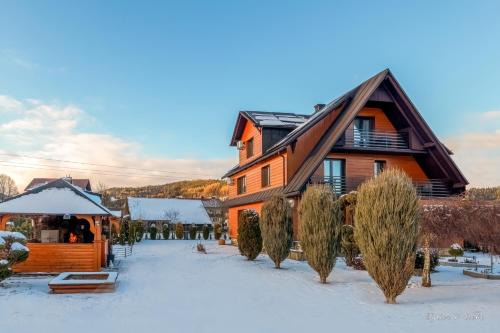 Tylicz House | TYLICZ W DECHĘ Pokoje i Apartamenty