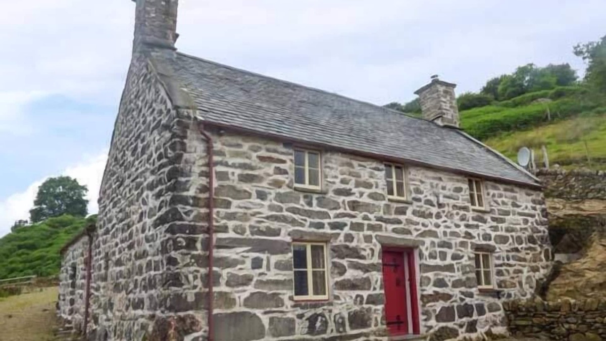 Llanelltyd Cottage | TYN LLWYN, pet friendly, character holiday cottage in Llanelltyd