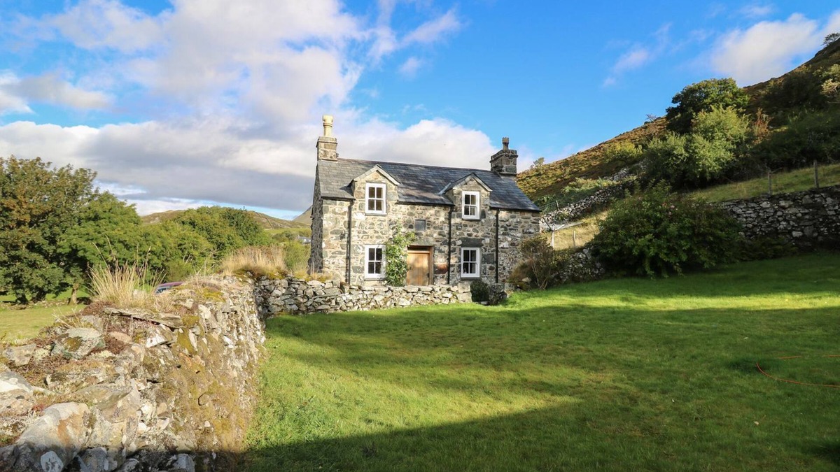Arthog Cottage | TYN Y GRAIG, romantic, character holiday cottage in Fairbourne