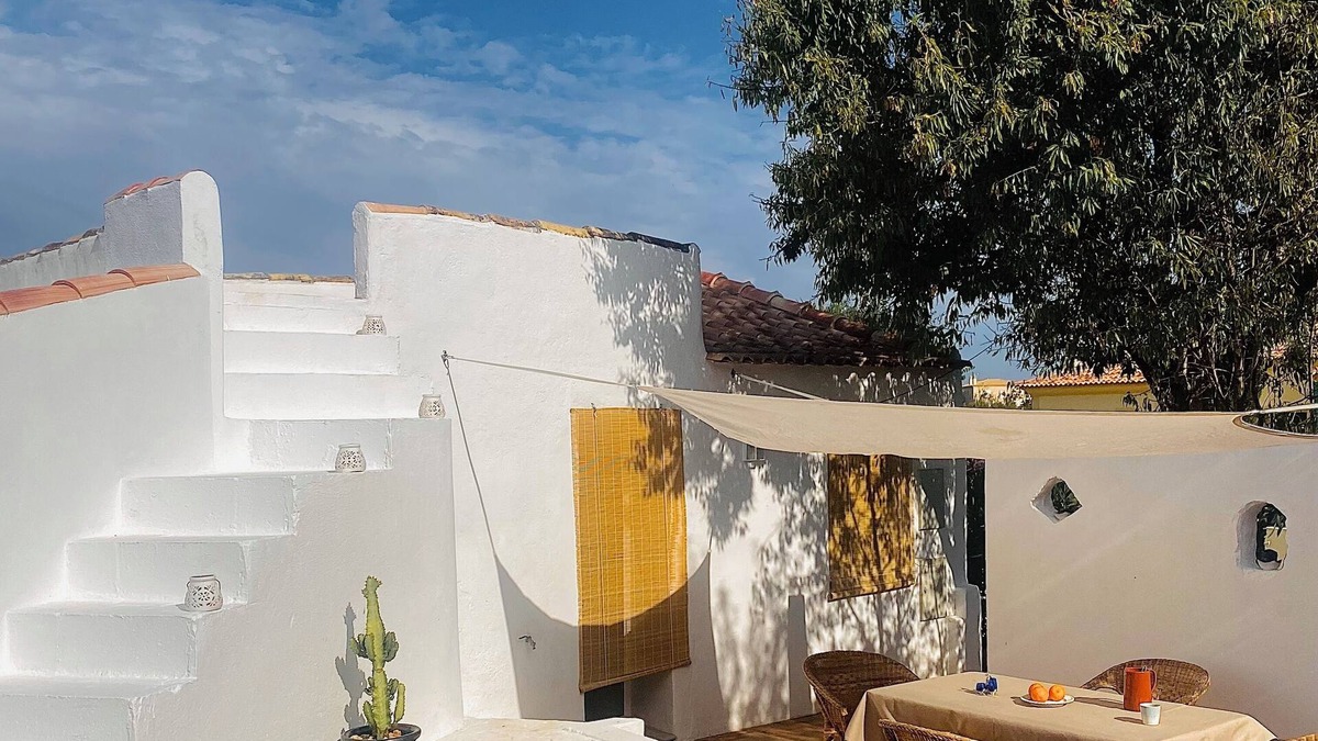 Alfeicao Cabin | Typical Algarve cottage with tepee in garden Shaded by carob trees