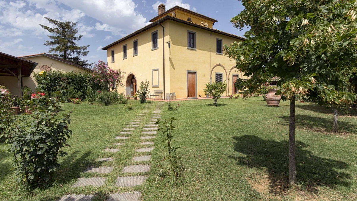 Cortona Villa | Typical tuscan villa with private pool, set in the rolling hills of southern Tuscany a few kilometre
