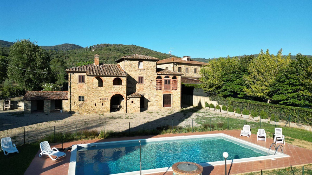 Le Piazze Villa | Typical villa located in the rolling hills of Valdichiana, 3 km from the town of Castiglion Fiorenti