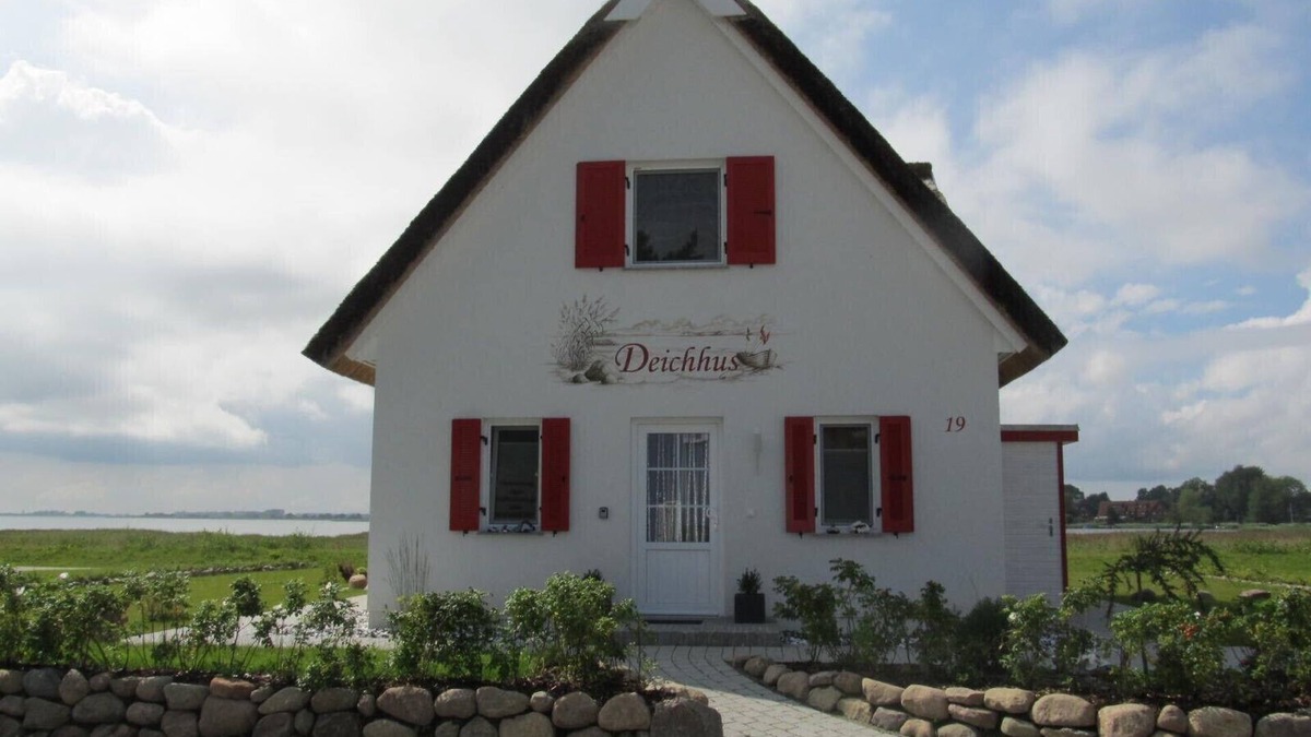 Juliusruh House | u with direct lagoon views. Only a stone's throw v Baltic Sea beach.
