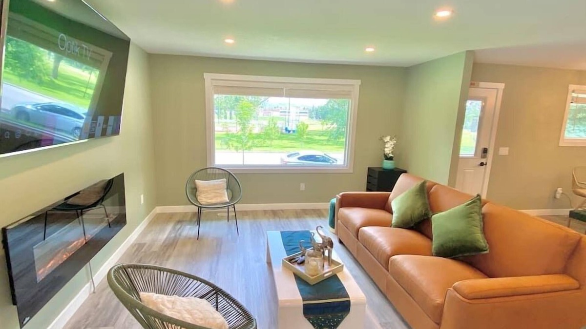 Northwest Calgary House | UC WalkingDistance 3BR/2.5BA Up+3BR/2BA Legal Down