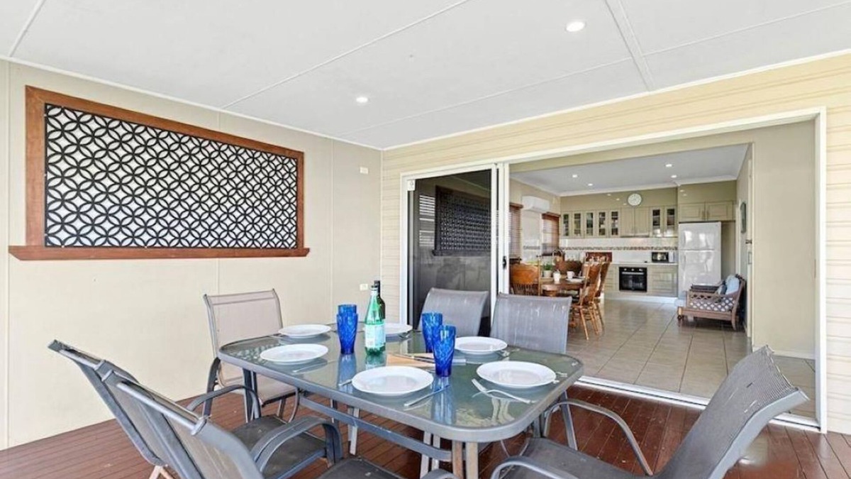 Ulladulla House | Ulladulla - Sleeps 8! Pet Friendly! WIFI! Aircon!nflat yard for pets and kids.